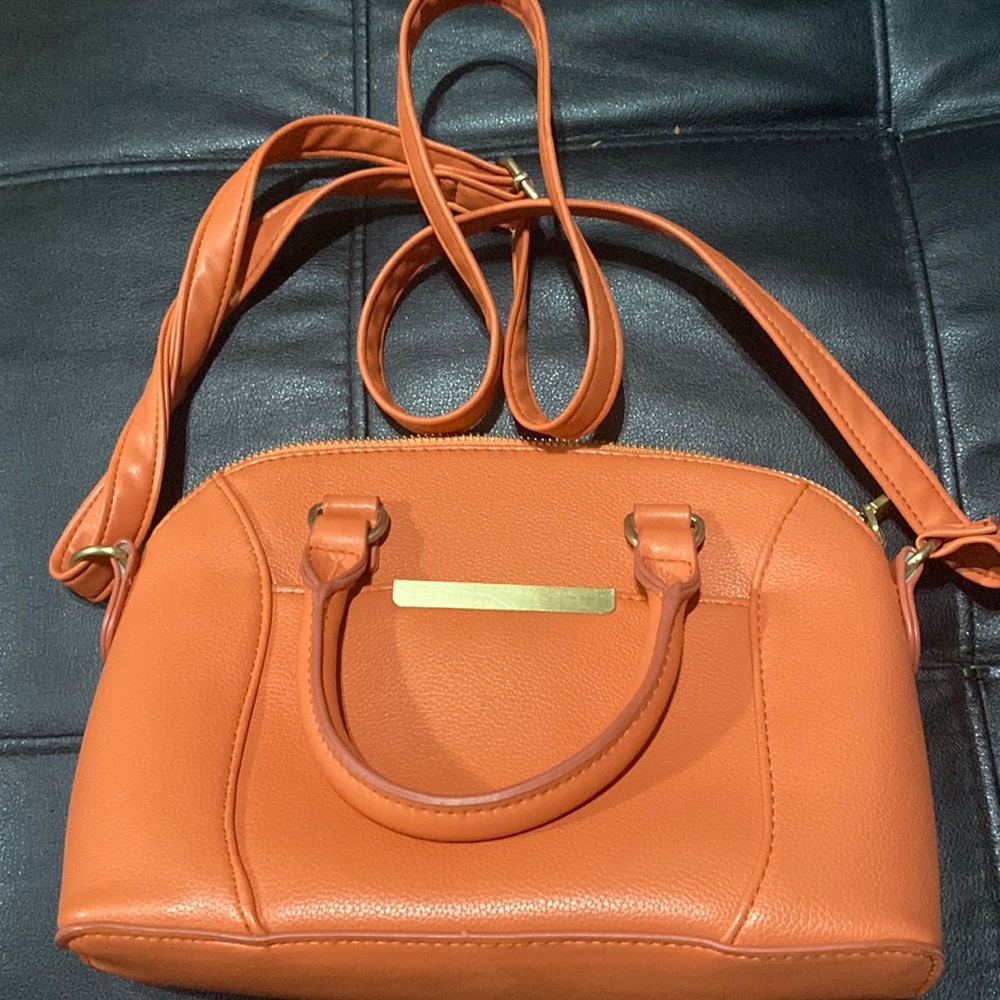 Small crossbody with handles and strap and two outside pockets